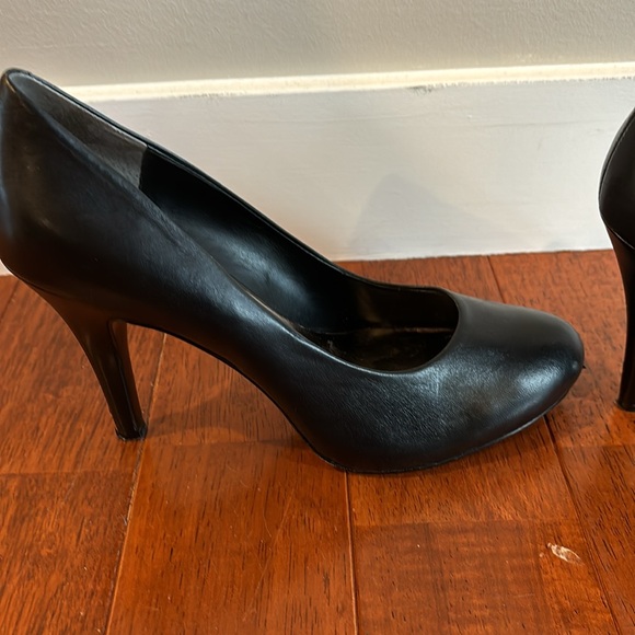 Nine West Classic black pumps with 4” heel. - Picture 2 of 7